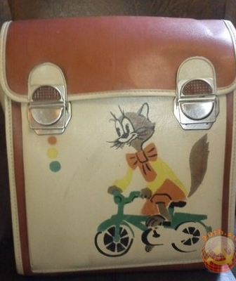 The satchel ( ranez ранец) looked something like that. Read more about the memories of the 1st of septemberhttp://20th.su/2012/06/05/pervyj-raz-v-pervyj-klass/